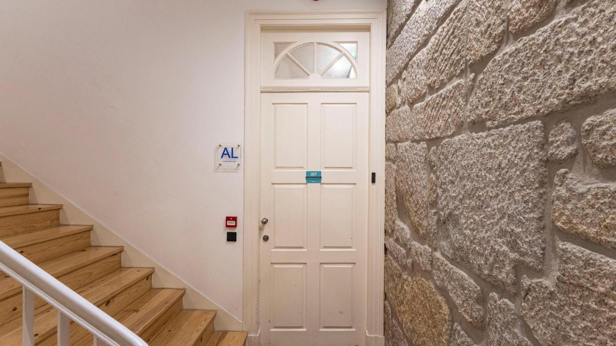 Lovelystay - Allderman Apartment - Almada 1º T ポルト エクステリア 写真