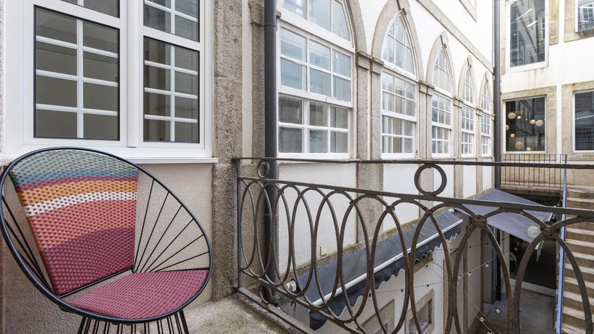 Lovelystay - Allderman Apartment - Almada 1º T ポルト エクステリア 写真