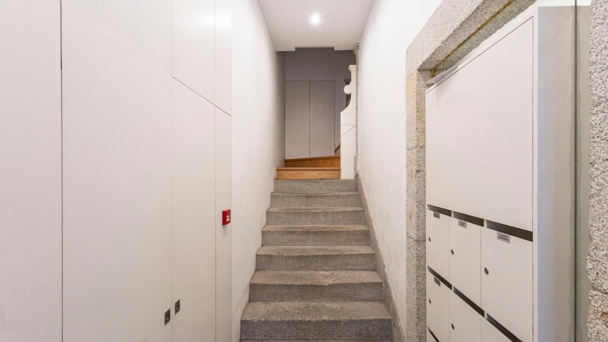 Lovelystay - Allderman Apartment - Almada 1º T ポルト エクステリア 写真