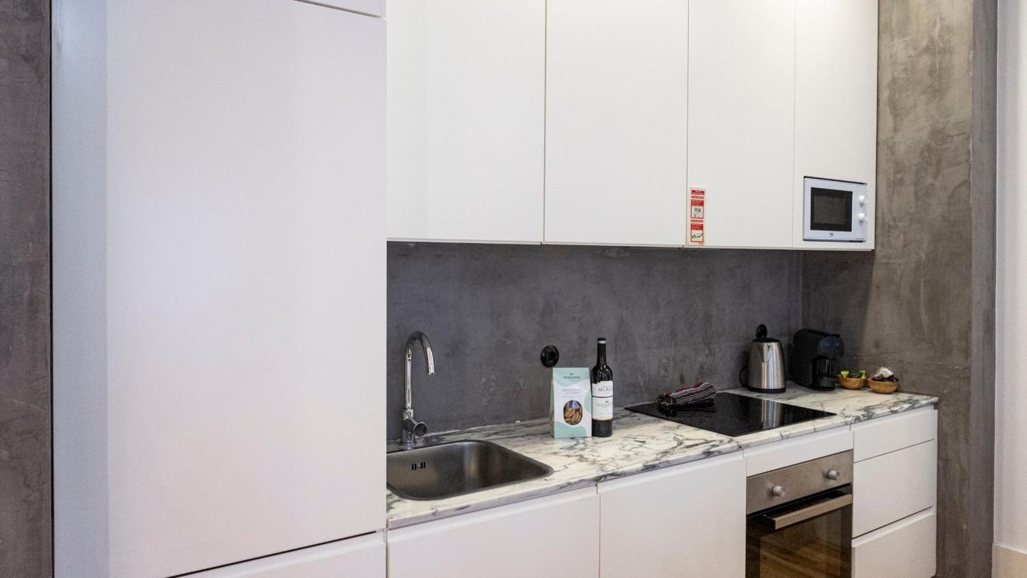 Lovelystay - Allderman Apartment - Almada 1º T ポルト エクステリア 写真