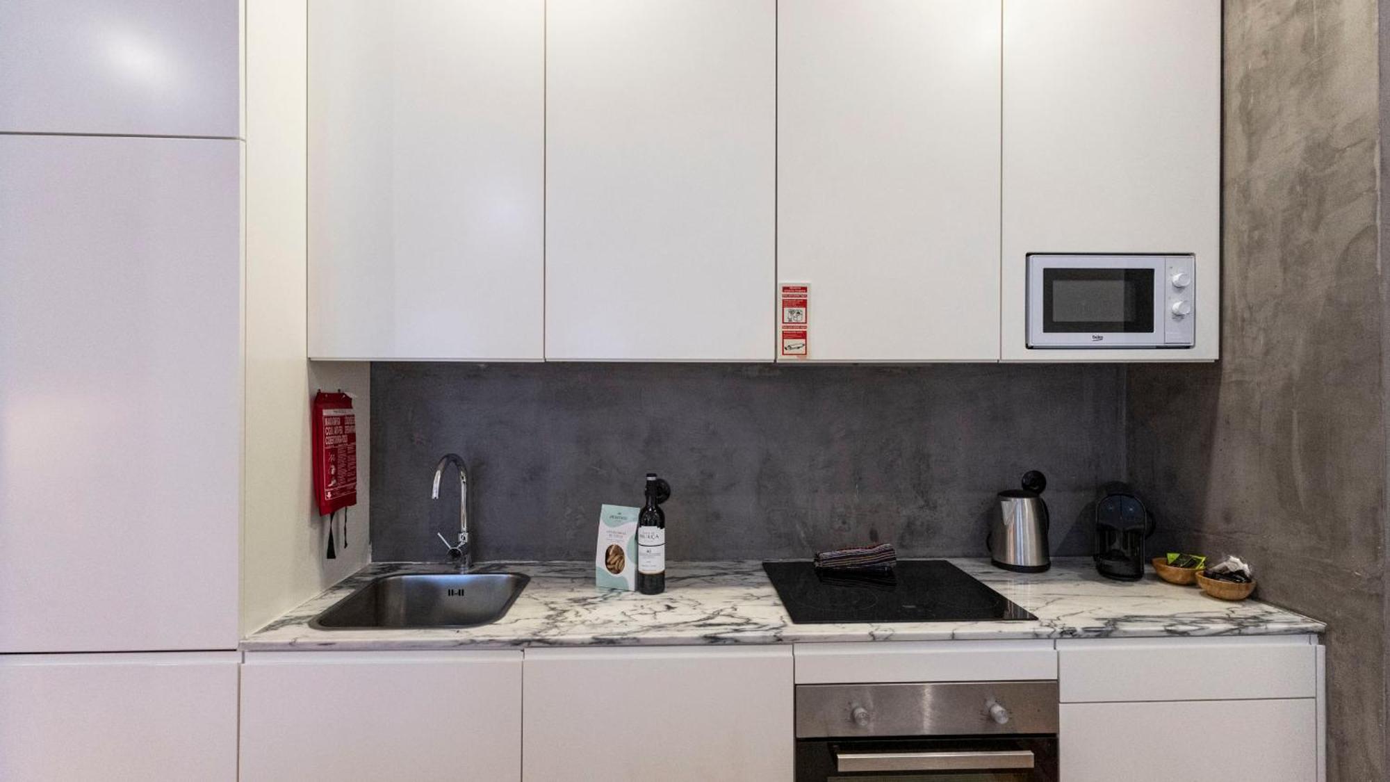 Lovelystay - Allderman Apartment - Almada 1º T ポルト エクステリア 写真